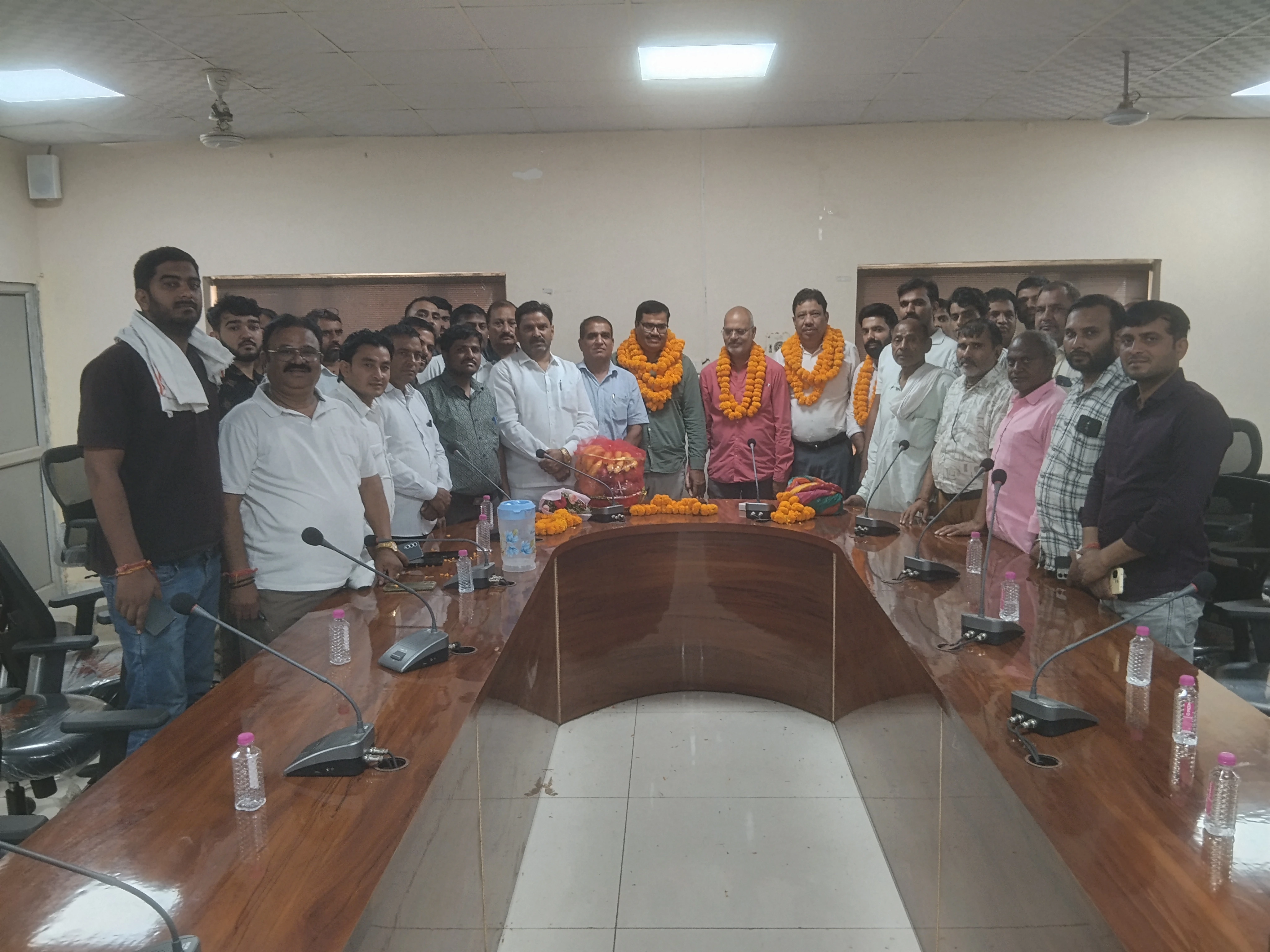 फल-सब्जी संयुक्त व्यापार संघ के अध्यक्ष पी. एल. प्रजापति के नेतृत्व में मंडी सचिव नरेश यादव का किया गया स्वागत; अध्यक्ष प्रजापति ने रखीं मंडी विकास से जुड़ी प्रमुख माँगें