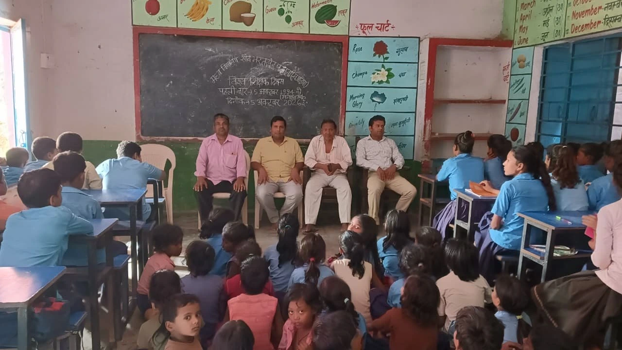 मध्य विद्यालय सौढ़ भरतखण्ड में  विश्व शिक्षक दिवस के अवसर पर बोले शिक्षक सिद्धार्थ कुमार।भारत में गुरु  का स्थान सदियों से विशेष रहा है।