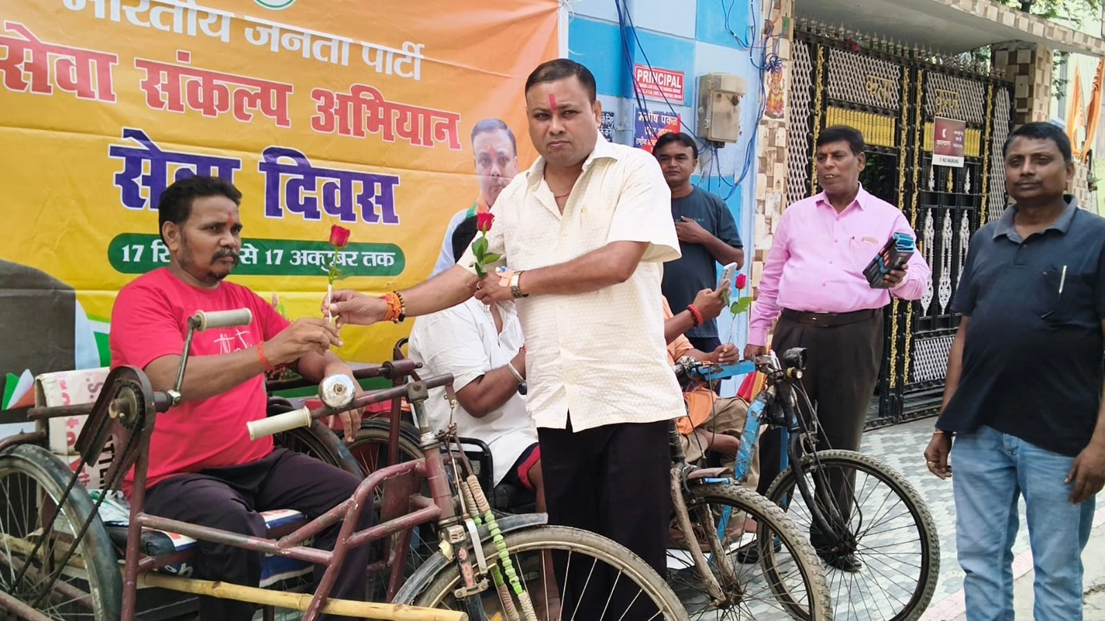 सेवा दिवस पर दिव्यांगजनों और सेना के जवान का सम्मान, अंगवस्त्र व गुलाब का फूल देकर किया अभिनंदन
