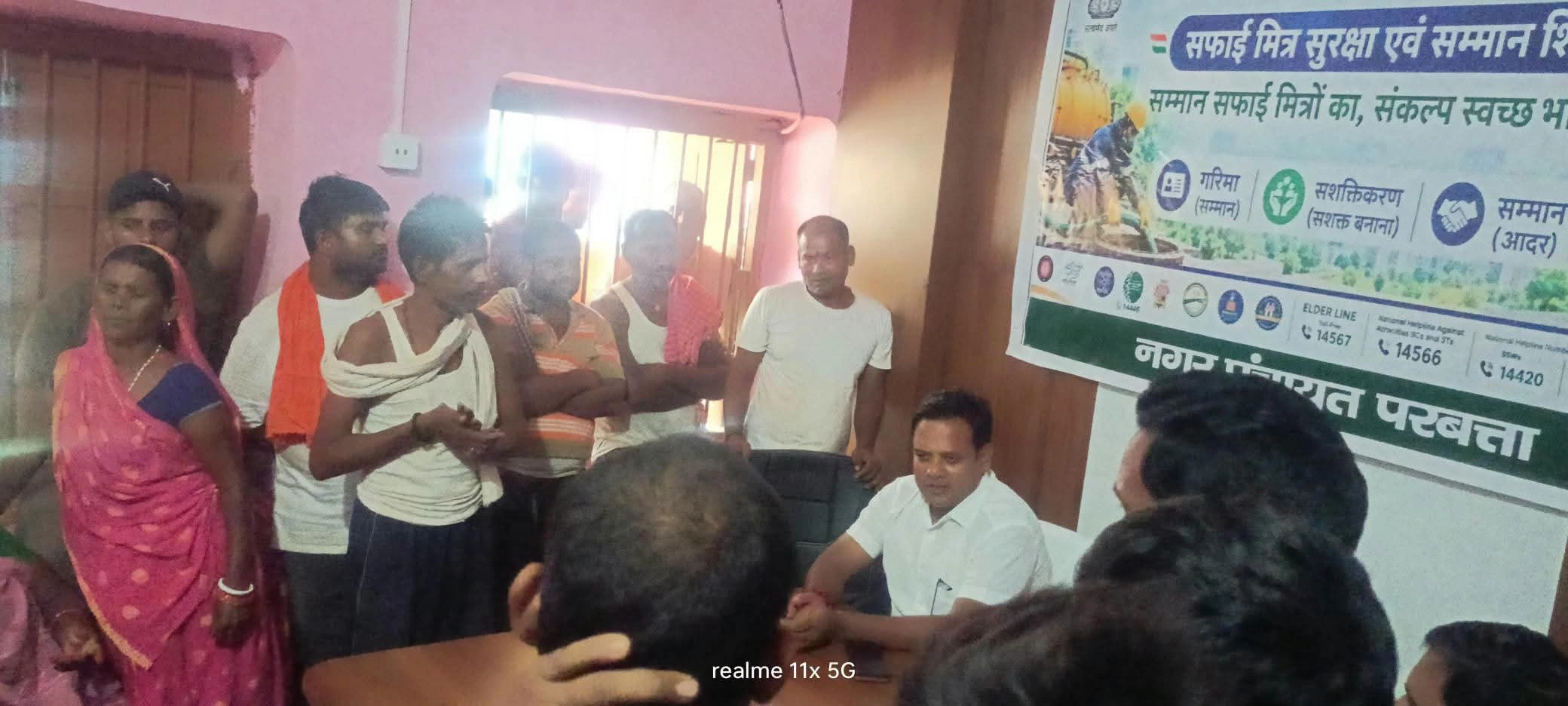 परबत्ता बाजार में सार्वजनिक शौचालय निर्माण की पहल, दुकानदारों से हुई चर्चा।