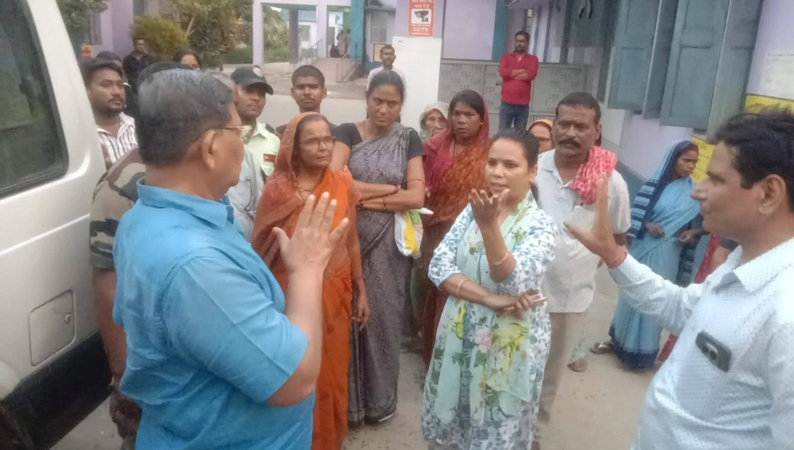 सरकारी दवाइयां फेंके जाने के बाद सीएचसी परबत्ता पहुंचे सीएस, व्यवस्थाओं की खुली पड़ताल