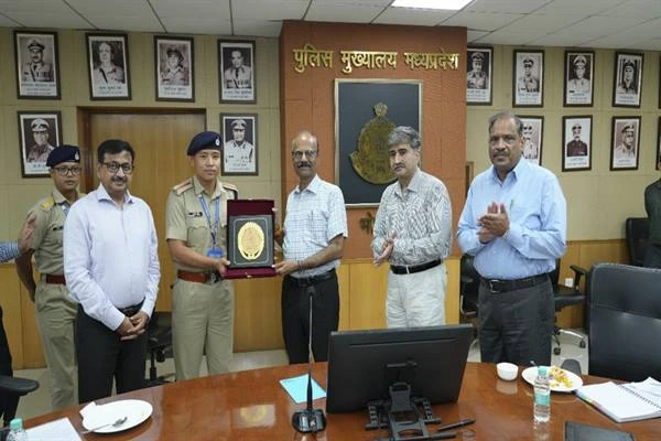 प्रशिक्षु अधिकारियों ने डीजीपी से संवाद किया