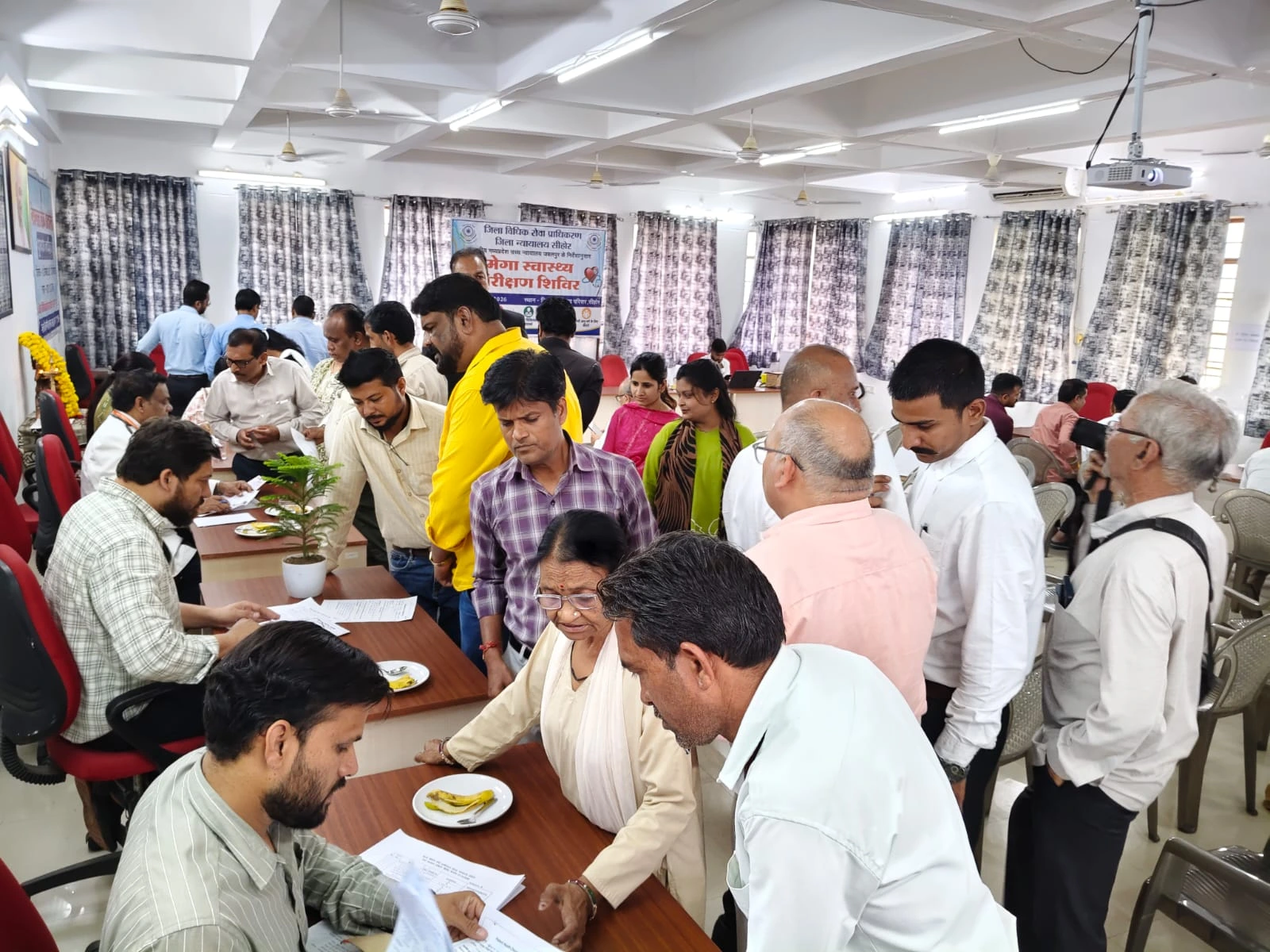 न्यायाधीशों की प्रेरणा से सीहोर जिला न्यायालय में स्वास्थ्य परीक्षण और रक्तदान शिविर सफल