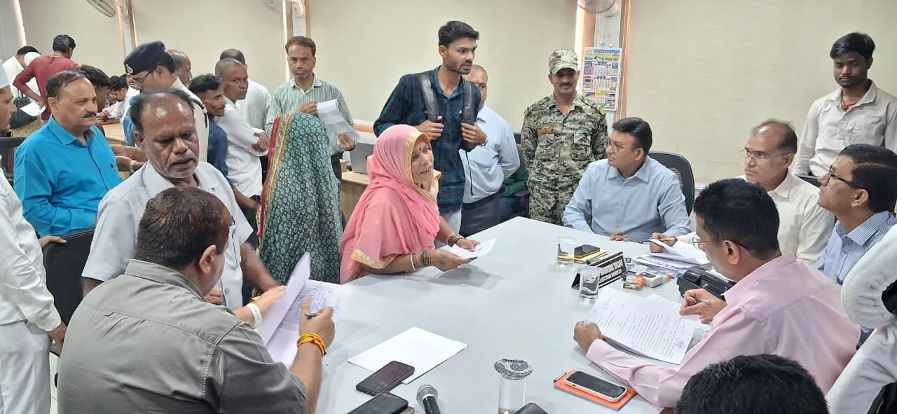 जनसुनवाई में कलेक्टर प्रताप नारायण यादव ने 224 आवेदनों पर सुनीं नागरिकों की समस्याएं