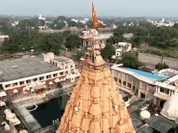 महाकाल मंदिर शिखर पर ध्वजा चढ़ी