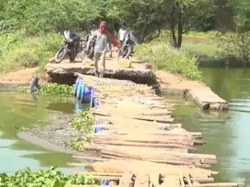 समस्या का समाधान न होने पर ग्रामीणों ने खुद बनाया 80 फीट लंबा जुगाड़ का पुल