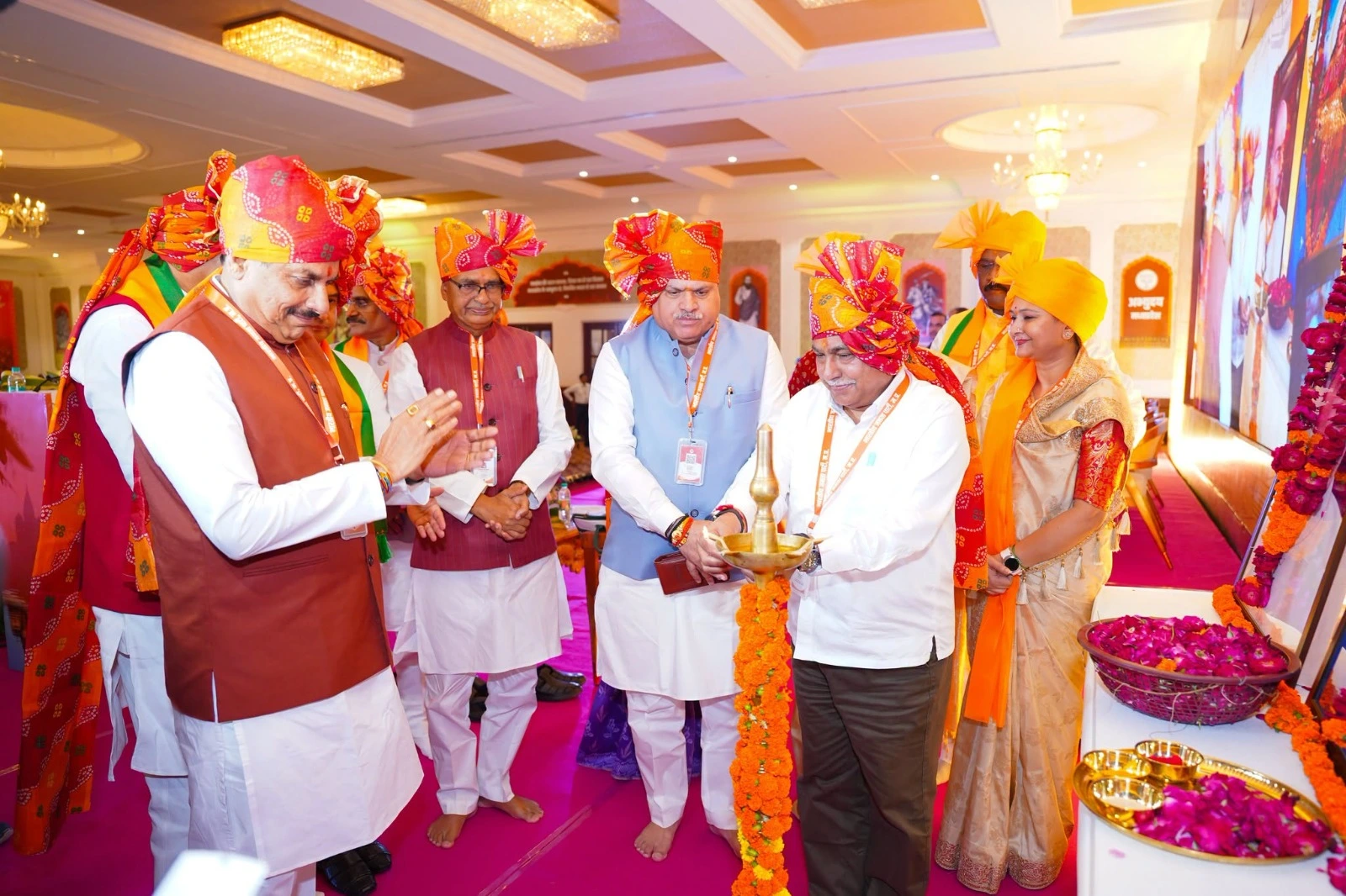 मुख्यमंत्री ने भाजपा बैठक का शुभारंभ किया
