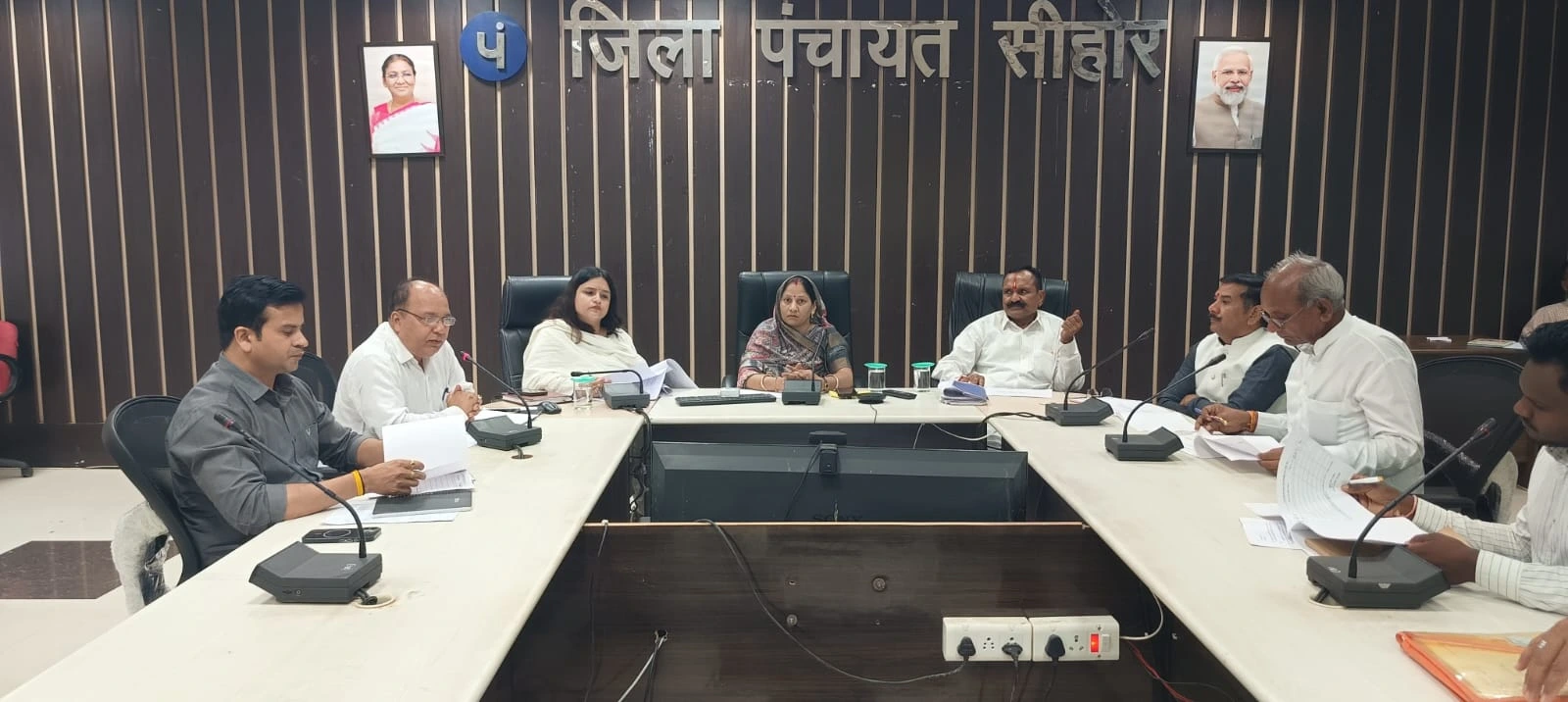 विकास कार्यों और राशि के उपयोग पर जिला पंचायत की बैठक में जोर दिया गया
