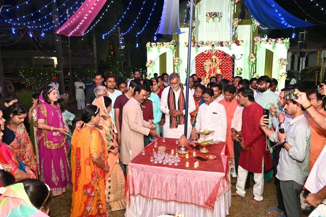 मंत्री पटेल ने शिवनगर में गरबा नृत्य का शुभारंभ किया
