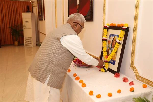 राज्यपाल ने लोकभवन में वीरांगना रानी दुर्गावती को किया याद