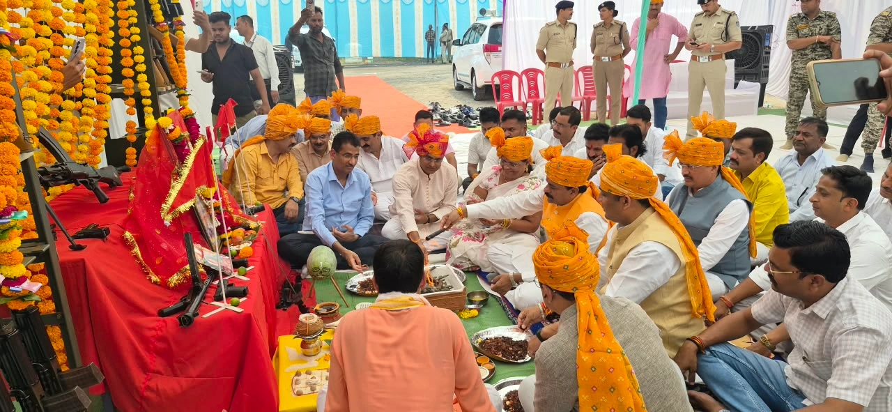 विजयादशमी पर दमोह में शस्त्र पूजन: ज्ञान, शक्ति और कर्तव्य के प्रति सम्मान