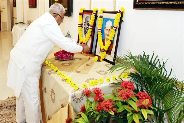 राज्यपाल मंगुभाई पटेल ने लोकभवन में गांधी और लाल बहादुर शास्त्री की जयंती पर श्रद्धा सुमन अर्पित कर साहित्य भेंट किया
