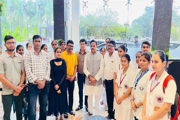 कटनी में उप मुख्यमंत्री का नर्सिंग विद्यार्थियों ने किया स्वागत