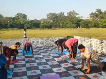 सीहोर में वरिष्ठ नागरिक बोले- 'योग की पाठशाला' से मिला नया जीवन, 84 साल के चरण सिंह मिसाल