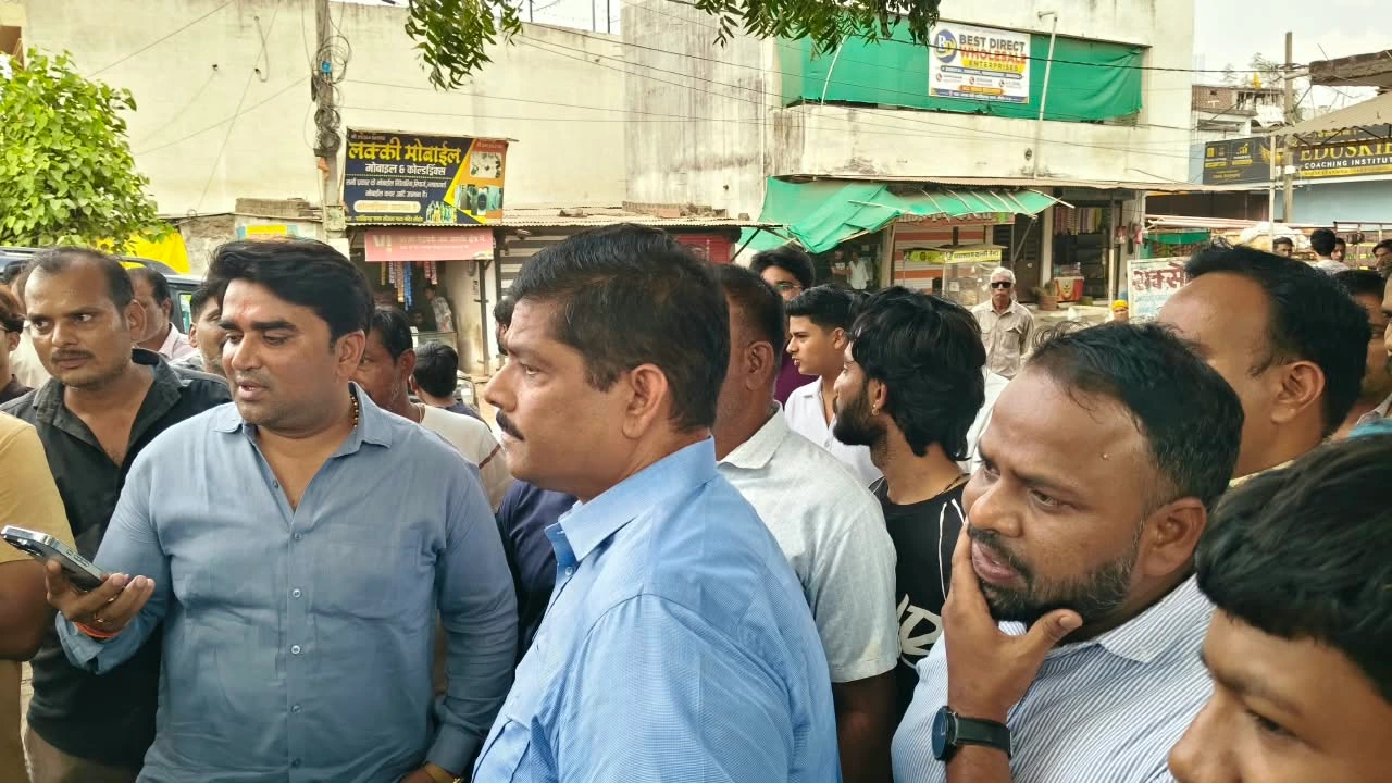 सीहोर में चक्का जाम, विधायक ने मौके पर पहुंचकर गड्ढे भरवाए