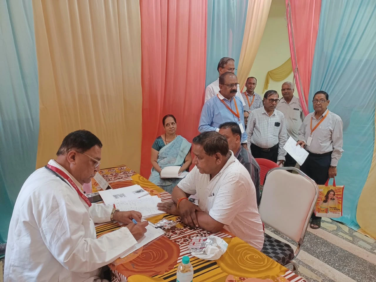 अग्रवाल समाज दमोह ने लगाया स्वास्थ्य शिविर, विशेषज्ञ डॉक्टरों ने कीं जांचें