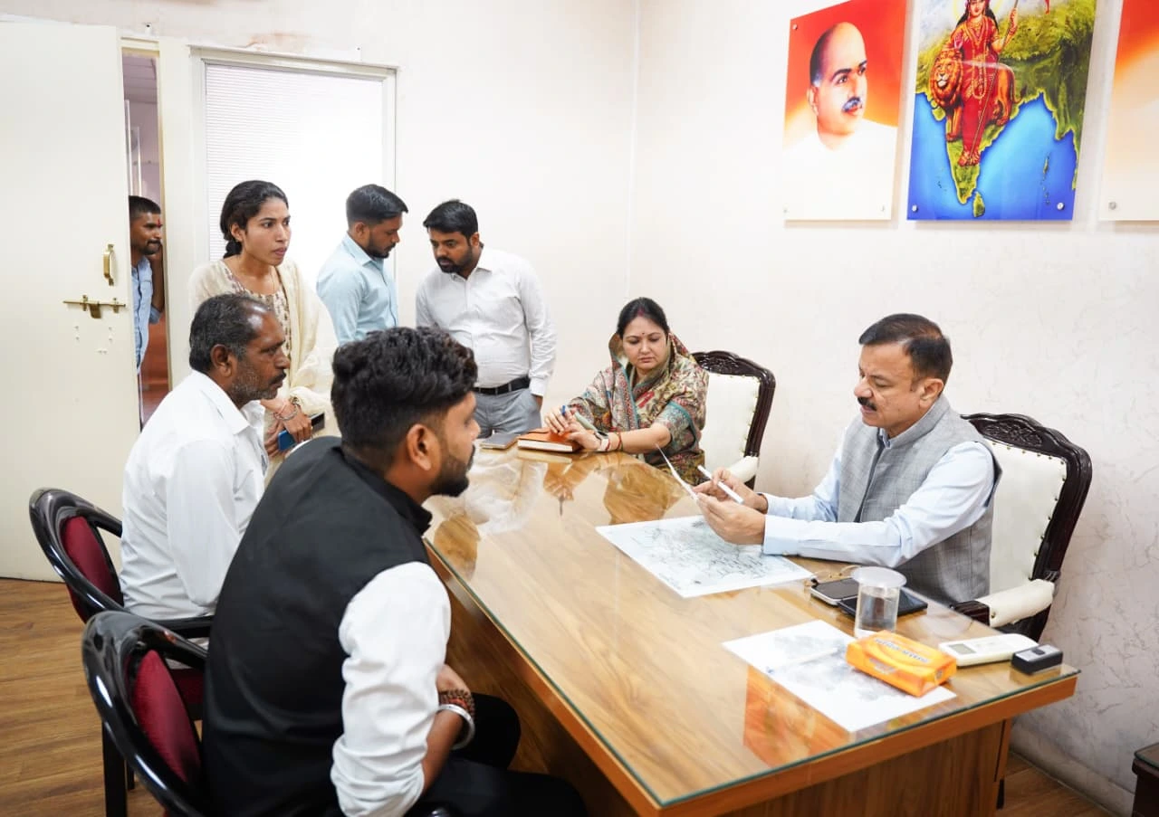 कैबिनेट मंत्री उदय प्रताप सिंह ने कार्यकर्ताओं की सुनीं जनसमस्याएं, दिए निराकरण के निर्देश