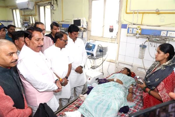 मंत्री द्वय ने ग्वालियर अस्पताल पहुंचकर घायलों का हाल जाना