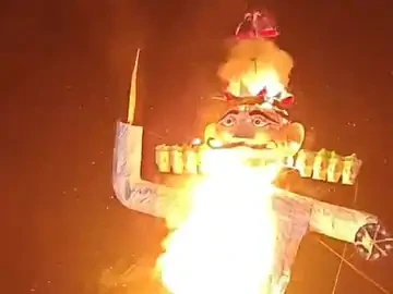 दमोह: 46वें रावण दहन में 51 फीट के पुतले का दहन, युद्ध का मंचन