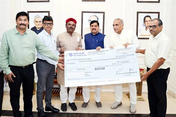 वन विकास निगम ने मुख्यमंत्री को सौंपा सर्वाधिक लाभांश