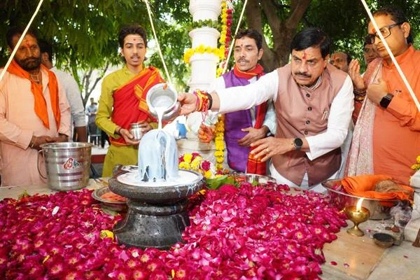 मुख्यमंत्री यादव ने संतों का आशीर्वाद लिया