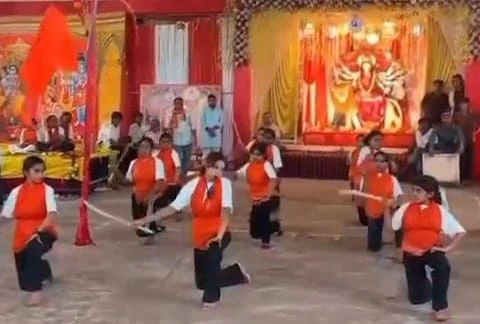 रेहटी में विहिप बजरंग दल दुर्गा वाहिनी मातृशक्ति ने किया शस्त्र पूजन व प्रदर्शन