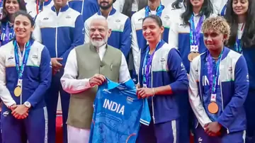 एशियाई खेलों के मेडलिस्ट से मिले पीएम मोदी, महिला हॉकी के 44 साल के इंतजार पर जताई खुशी