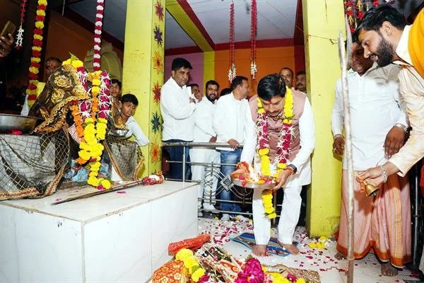 मुख्यमंत्री डॉ. यादव ने रक्षाबंधन के अवसर पर माता मंदिर में पूजा कर ग्रामीणों का किया स्वागत