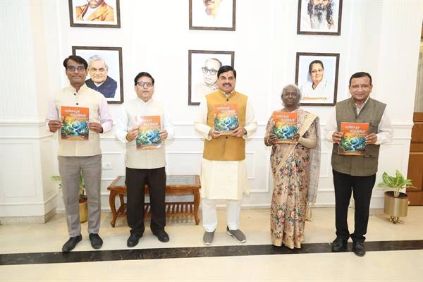 मुख्यमंत्री मोहन यादव ने पर्यावरण एवं सतत् विकास पर पुस्तिका का विमोचन किया
