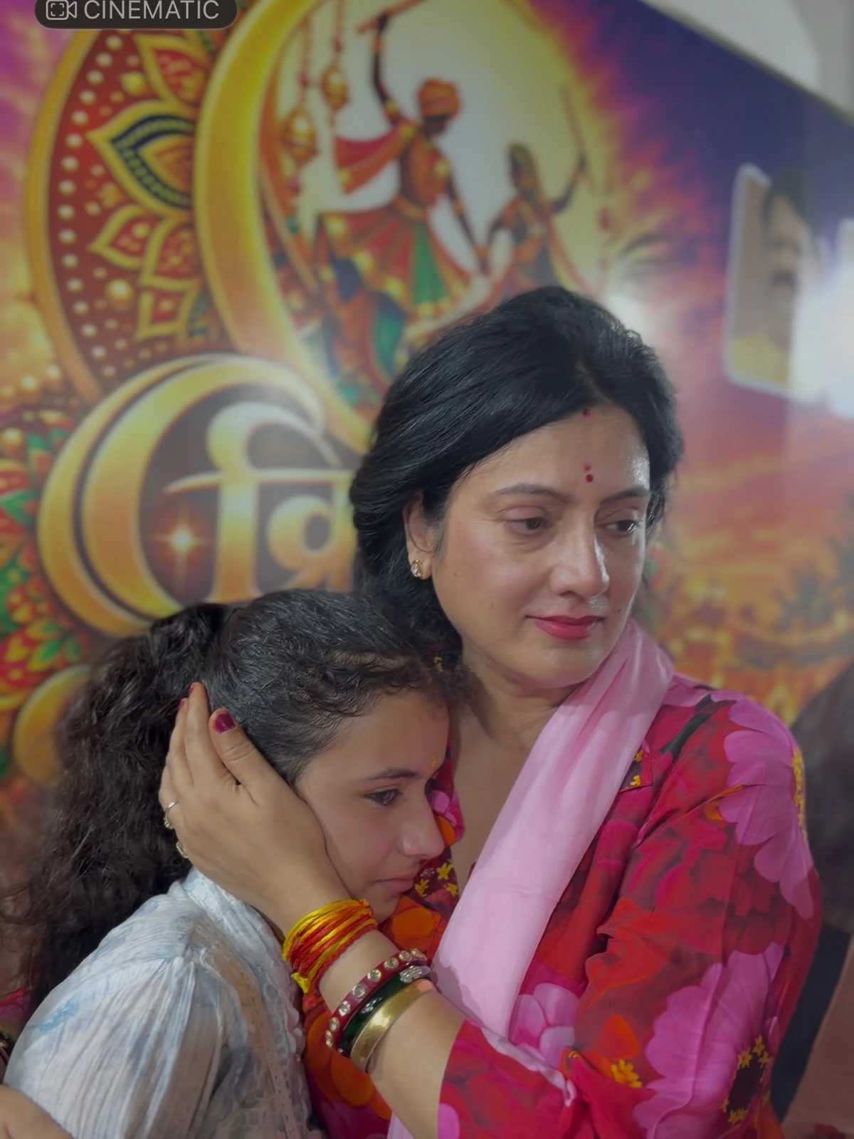 गरबा अभ्यास के दौरान नन्ही बालिका को सीने से लगाकर दुलारती दिखीं अरुणा सुदेश राय