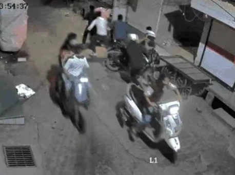 उज्जैन में फ्लावर डेकोरेशन कारोबारी से 2 लाख की रंगदारी, मना करने पर भाइयों को तलवार से पीटा