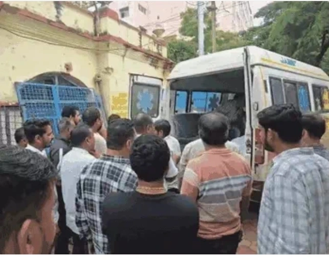 हॉर्न बजाने पर ट्रैक्टर एजेंसी मालिक की चाकू से हत्या