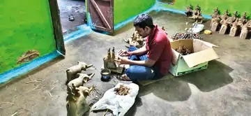 अष्टमी को होगी महालक्ष्मी पूजा, मिट्टी के हाथी बनाने का काम जारी