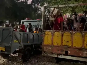दमोह में मालवाहक वाहनों से 20 मजदूर घायल होने के बाद 4 पिकअप जब्त