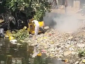 पुलिया की खराब हालत से ऑटो पलटा, लोग परेशान