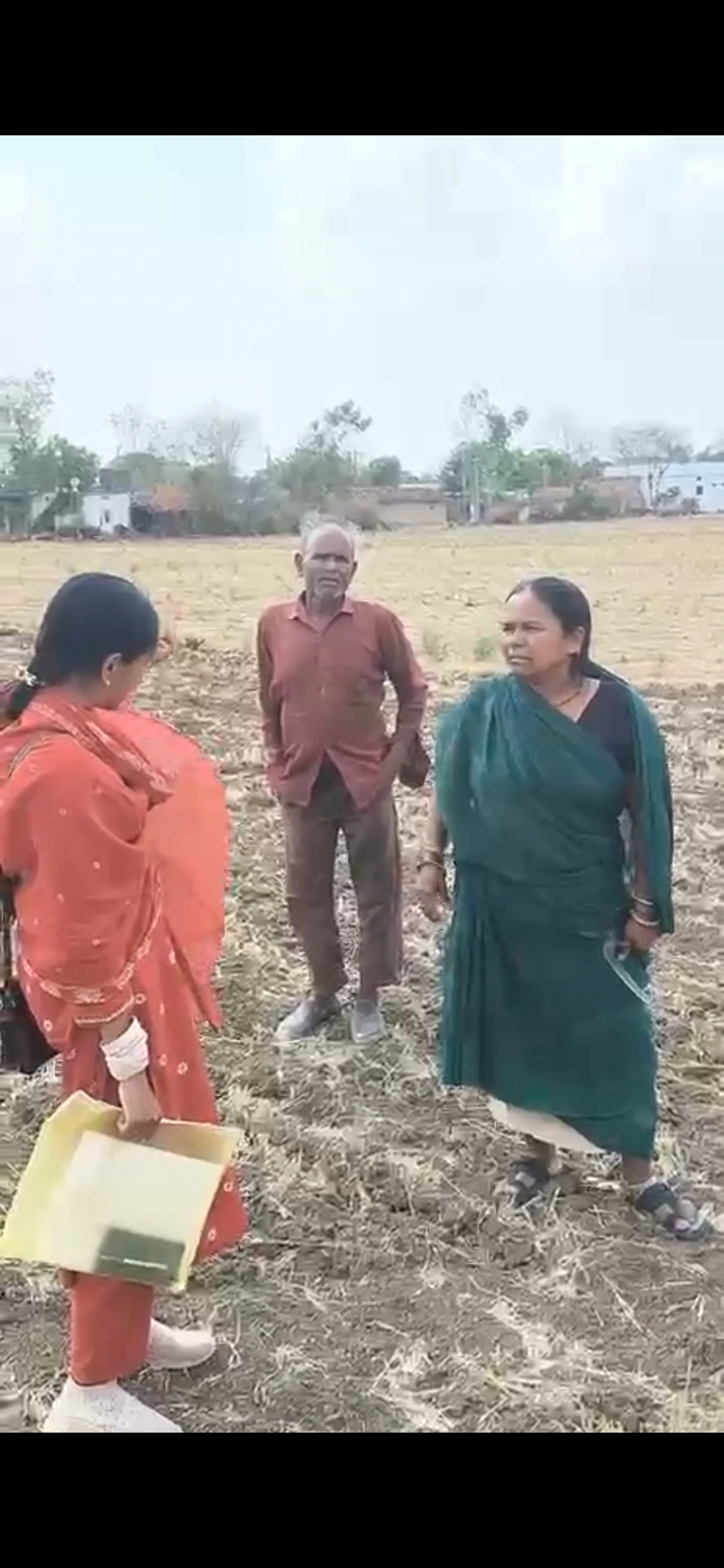 सीहोर: पुलिस के सामने दराता लेकर खड़ी हुई महिला, भूमि विवाद में हमला