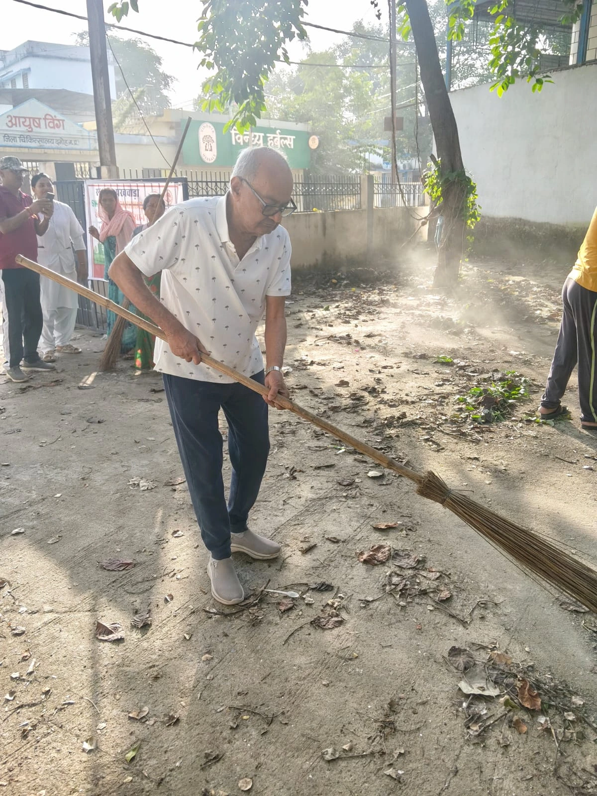 विधायकों ने किया अस्पतालों में श्रमदान, स्वच्छता अभियान चला