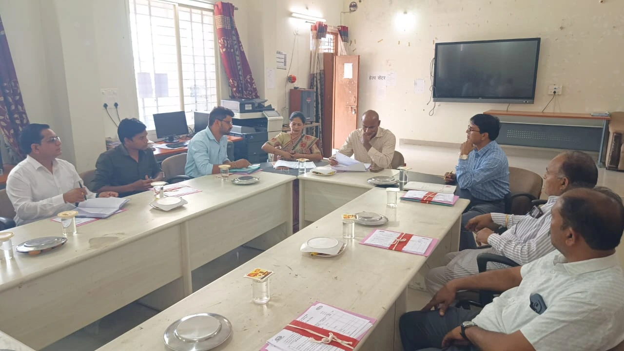 कलेक्टर बालागुरू ने महाविद्यालय की समितियों की बैठक ली