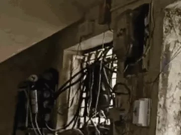 सरकारी कार्यालय में कर्मचारी ने चार्ज की इलेक्ट्रिक बाइक, शॉर्ट सर्किट का डर